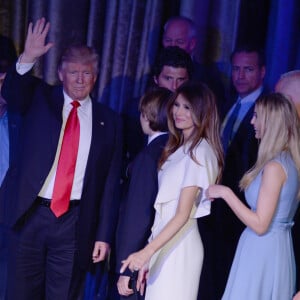 Donald Trump avec son fils Barron, sa fille Ivanka et sa femme Melania lors de son discours au Hilton New York après son élection à la présidence des Etats-Unis. New York, le 9 novembre 2016. 