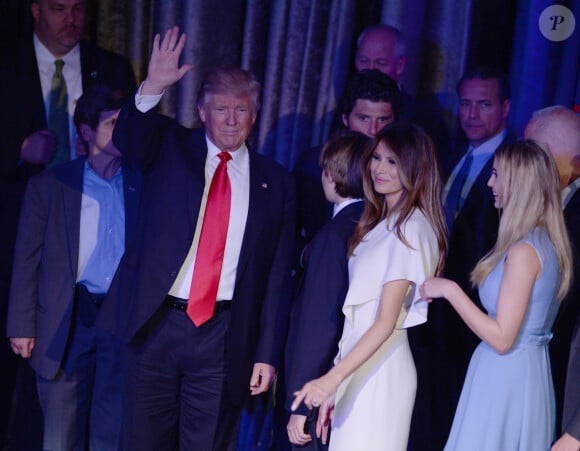 Donald Trump avec son fils Barron, sa fille Ivanka et sa femme Melania lors de son discours au Hilton New York après son élection à la présidence des Etats-Unis. New York, le 9 novembre 2016. 