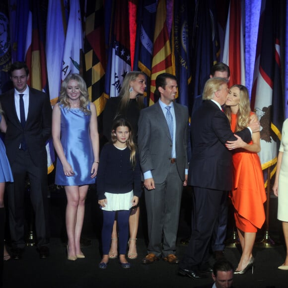 Donald Trump avec son fils Barron, sa fille Ivanka et sa femme Melania lors de son discours au Hilton New York après son élection à la présidence des Etats-Unis. New York, le 9 novembre 2016. 