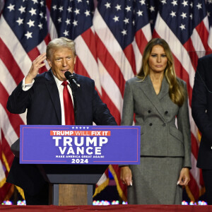 L'ancienne première dame Melania Trump et Barron Trump écoutent l'ancien président des États-Unis Donald Trump prononcer un discours depuis le Palm Beach Convention Center lors de la soirée de veille de la campagne électorale de Trump à West Palm Beach, en Floride, le mercredi 6 novembre 2024. Certains médias ont annoncé la course en faveur de l'ancien président, tandis que d'autres n'ont pas encore pris de décision.
Photo par Joe Marino/UPI/ABACAPRESS.COM