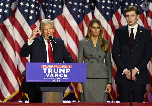 L'ancienne première dame Melania Trump et Barron Trump écoutent l'ancien président des États-Unis Donald Trump prononcer un discours depuis le Palm Beach Convention Center lors de la soirée de veille de la campagne électorale de Trump à West Palm Beach, en Floride, le mercredi 6 novembre 2024. Certains médias ont annoncé la course en faveur de l'ancien président, tandis que d'autres n'ont pas encore pris de décision.
Photo par Joe Marino/UPI/ABACAPRESS.COM