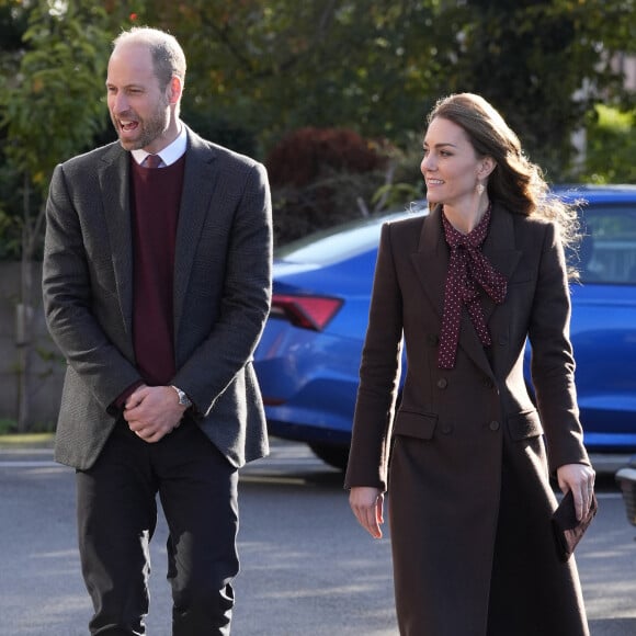 Quant au prince William "jusqu'à présent, il n'avait pas partagé l'intérêt de son père pour la foi et le spiritualisme, ni la solide dévotion de la Reine à la communion anglicane."
Le prince William, prince de Galles, et Catherine (Kate) Middleton, princesse de Galles, visitent le centre communautaire de Southport pour rencontrer les familles des personnes prises dans l'attaque au couteau de Southport plus tôt cette année, à Southport, Merseyside, Royaume-Uni, le 10 octobre 2024. © Danny Lawson/WPA-Pool/Bestimage 