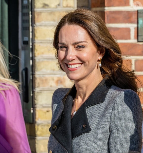 Londres, ROYAUME-UNI - La duchesse de Cambridge, Kate Middleton, a fait le point sur son traitement et son rétablissement. Elle a terminé sa chimiothérapie et se concentre désormais sur le maintien d'un mode de vie sans cancer. Elle a partagé une vidéo dans laquelle on la voit, ainsi que le prince William et ses enfants, le prince George, la princesse Charlotte et le prince Louis.