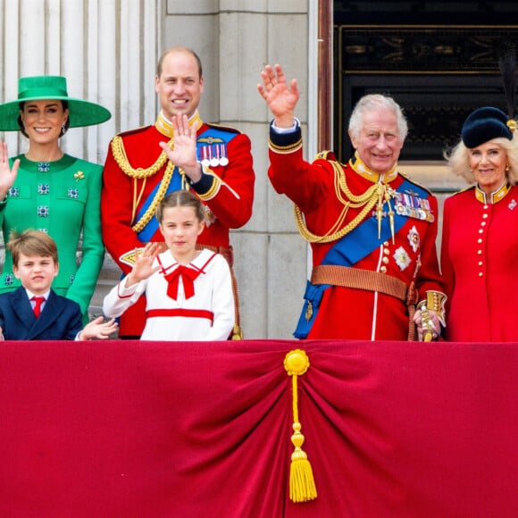 Durant cette période délicate, la princesse de Galles a pu compter le précieux soutien de son entourage... Mais pas seulement à en croire le biographe royal Robert Hardman.
Londres, ROYAUME-UNI - La duchesse de Cambridge, Kate Middleton, a fait le point sur son traitement et son rétablissement. Elle a terminé sa chimiothérapie et se concentre désormais sur le maintien d'un mode de vie sans cancer. Elle a partagé une vidéo dans laquelle on la voit, ainsi que le prince William et ses enfants, le prince George, la princesse Charlotte et le prince Louis.