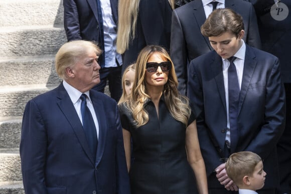 Ensemble, ils ont un fils, prénommé Barron, âgé de 18 ans
 
Donald Trump et sa femme Melania, Barron Trump - Obsèques de Ivana Trump en l'église St Vincent Ferrer à New York. Le 20 juillet 2022 © Sonia Moskowitz Gordon / Zuma Press / Bestimage