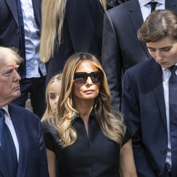 Ensemble, ils ont un fils, prénommé Barron, âgé de 18 ans
 
Donald Trump et sa femme Melania, Barron Trump - Obsèques de Ivana Trump en l'église St Vincent Ferrer à New York. Le 20 juillet 2022 © Sonia Moskowitz Gordon / Zuma Press / Bestimage