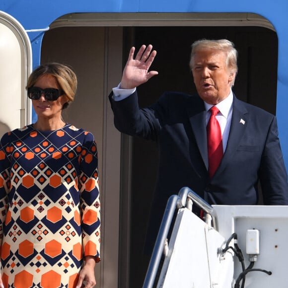 Melania Trump va de nouveau devenir la Première dame des États-Unis après la victoire de Donald Trump lors de l'élection présidentielle américaine
 
Donald Trump et sa femme Melania - La famille Trump débarque de Air Force One à l'aéroport international de Palm Beach le 20 janvier 2021.