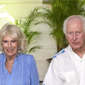 Charles et Camilla ont effectué un long voyage pour revenir d'Océanie, entrecoupé d'escales, ce qui représente une exposition plus importante aux virus de l'hiver
Le roi Charles III d'Angleterre et la reine consort Camilla Parker Bowles lors du dîner officiel et de la réception du "Commonwealth Heads of Government and Delegation (CHOGM)" à Apia (Iles Samoa), à l'occasion de leur visite en Australie. Le 25 octobre 2024 