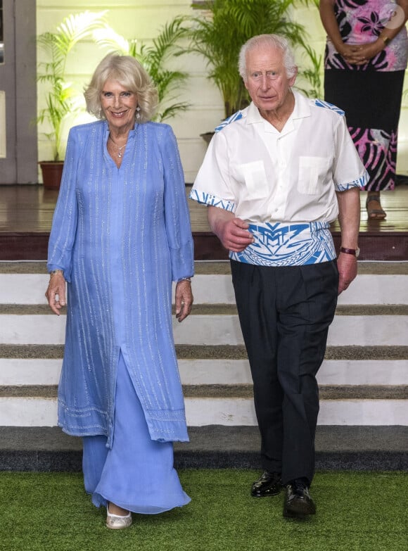 Charles et Camilla ont effectué un long voyage pour revenir d'Océanie, entrecoupé d'escales, ce qui représente une exposition plus importante aux virus de l'hiver
Le roi Charles III d'Angleterre et la reine consort Camilla Parker Bowles lors du dîner officiel et de la réception du "Commonwealth Heads of Government and Delegation (CHOGM)" à Apia (Iles Samoa), à l'occasion de leur visite en Australie. Le 25 octobre 2024 