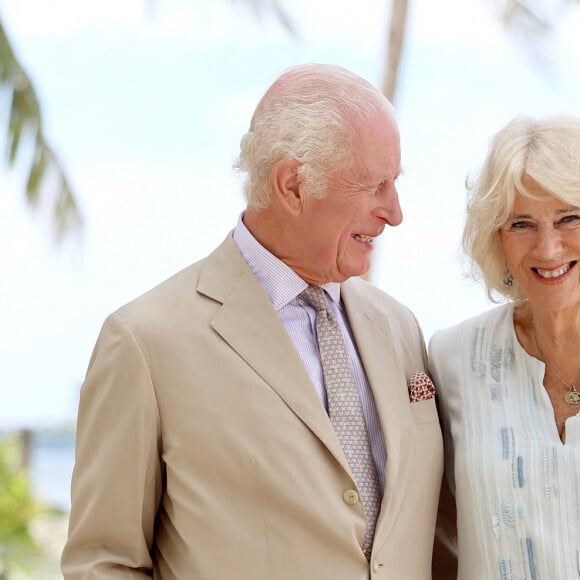 Le roi Charles III d'Angleterre et Camilla Parker Bowles, reine consort d'Angleterre, lors d'une visite sur une plage d'Apia, aux Samoa, le 24 octobre 2024. © Alpha Press/Bestimage 