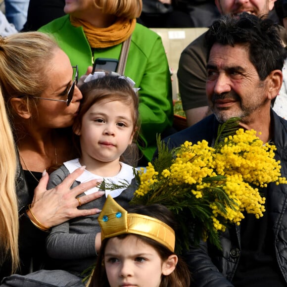 Adriana Karembeu Ohanian, son ex-mari Aram et leur fille Nina durant la première bataille de fleurs du Carnaval de Nice 2022, Roi des Animaux, place Masséna à Nice, le 13 février 2022. © Bruno Bebert/Bestimage