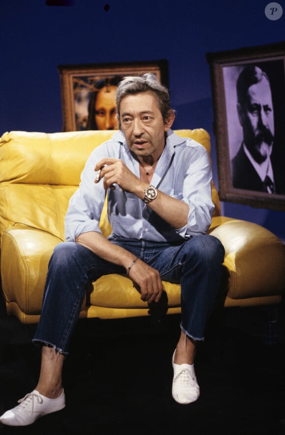 Depuis que Serge Gainsbourg s'en est allé 
Archives - En France, à Paris, Serge Gainsbourg sur un plateau de télévision en aout 1989. © Jean-Claude Colin via Bestimage