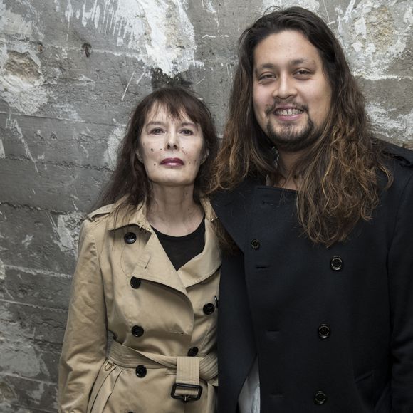Bambou et son fils Lulu Gainsbourg à l'exposition itinérante Burberry "Here we are" dans les anciens locaux du journal Libération à Paris en marge des collections Haute-Couture printemps-été 2018 le 24 janvier 2018. I.Law devient égérie Burberry dans une campagne monde. © Olivier Borde / Bestimage