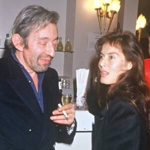 Archives - Serge Gainsbourg et Bambou - le soir de la générale de la pièce "Cyrano de Bergerac" à Paris en 1990.