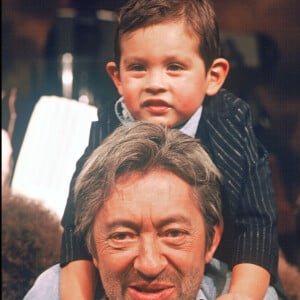 Archives - Serge Gainsbourg avec son fils Lulu sur le plateau de l'émission "Sacrée soirée" en 1988.