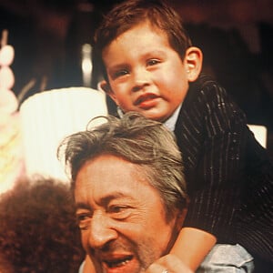 Archives - Serge Gainsbourg avec son fils Lulu en 1988.