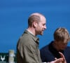 Continuant de s'entretenir avec la foule venue le voir
Le prince William, prince de Galles, en visite en Afrique du Sud pour la remise du prix Earthshot à Cape Town. 