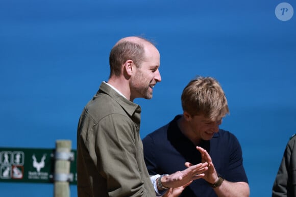 Continuant de s'entretenir avec la foule venue le voir
Le prince William, prince de Galles, en visite en Afrique du Sud pour la remise du prix Earthshot à Cape Town. 