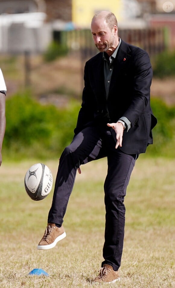 Le prince William, prince de Galles, participe à un entraînement de rugby avec des écoliers lors d'une visite à l'école secondaire Ocean View au Cap, en Afrique du Sud le 4 novembre 2024. © Alpha Press / Bestimage 