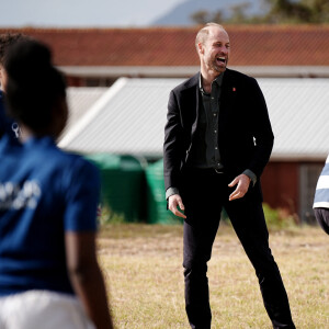 Le prince William, prince de Galles, participe à un entraînement de rugby avec des écoliers lors d'une visite à l'école secondaire Ocean View au Cap, en Afrique du Sud le 4 novembre 2024. © Alpha Press / Bestimage 