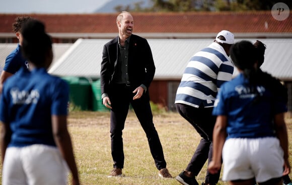 Le prince William, prince de Galles, participe à un entraînement de rugby avec des écoliers lors d'une visite à l'école secondaire Ocean View au Cap, en Afrique du Sud le 4 novembre 2024. © Alpha Press / Bestimage 