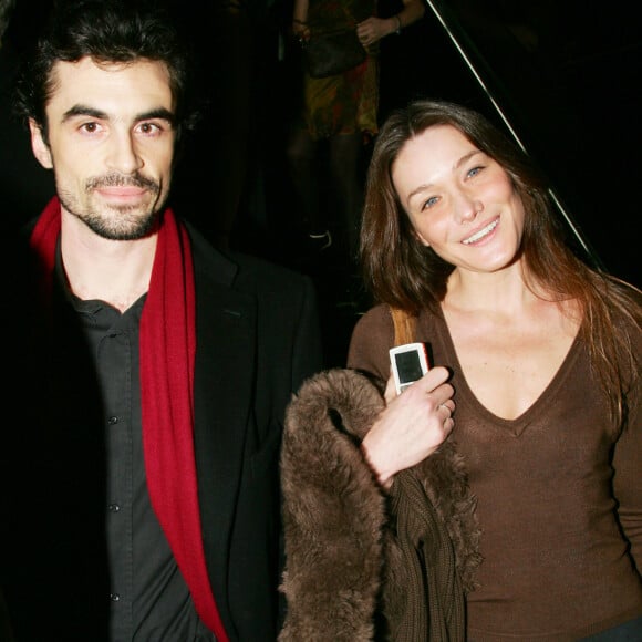 Interviewé par la juge Anne Gruwez et son greffier David Barbet dans le podcast Face à la juge Gruwez disponible sur Auvio, Raphaël Enthoven a évoqué sa relation amoureuse avec Carla Bruni
Archives : Carla Bruni et Raphaël Enthoven