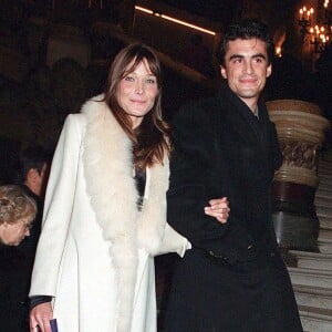  En effet, Carla Bruni a également été en couple avec le père de Raphaël, Jean-Paul Enthoven, en 2000.
Archives : Carla Bruni et Raphaël Enthoven