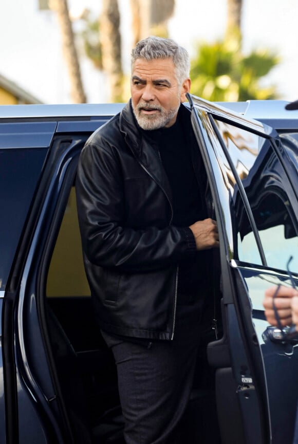 "Ouais, en ligne", indique George Clooney à GQ

Exclusif - George Clooney et Brad Pitt arrivent sur le tournage de "Wolves" à Los Angeles, le 16 mars 2023. George Clooney a plaisanté avec le livreur de boissons en lui donnant une tape amicale tandis que Brad Pitt a été accueilli avec une tasse de thé.