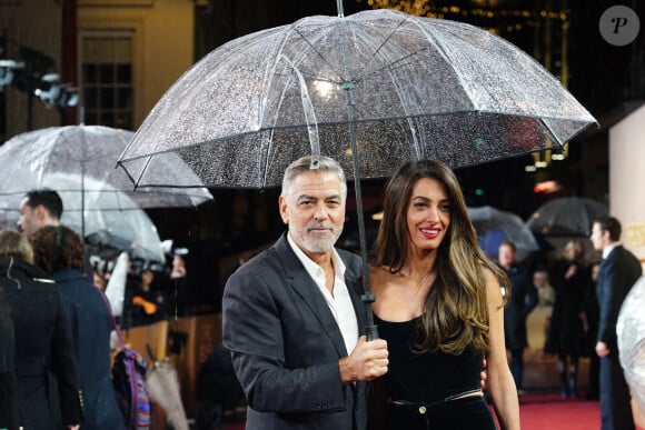 George Clooney a confié au magazine GQ qu'il ne voulait plus réaliser de films, mais seulement jouer dedans.
George Clooney et Amal Clooney arrivent pour une projection spéciale britannique de The Boys in the Boat au Curzon Mayfair, centre de Londres, Royaume-Uni, dimanche 3 décembre 2023. Photo par Ian West/PA Wire/ABACAPRESS.COM