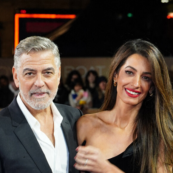 Les amoureux sont arrivés à bord d'une voiture décapotable de la marque Mercedes, accompagnés par un garde du corps super baraqué
George Clooney et Amal Clooney arrivent à la projection spéciale britannique de The Boys in the Boat au Curzon Mayfair, dans le centre de Londres.