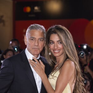 Depuis février, George Clooney, sa femme Amal et leurs deux jumeaux vivent dans leur immense domaine de Brignoles (Provence).
George Clooney, Amal Clooney à la projection de "Wolfs" lors du 81ème festival international du film de Venise, la Mostra le 1er septembre 2024.