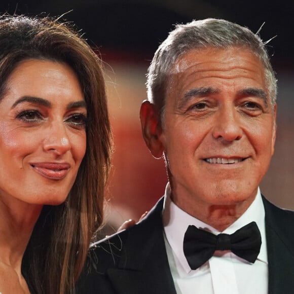 George Clooney et sa femme Amal Clooney à la projection de "Wolfs" lors du 81ème festival international du film de Venise, la Mostra.