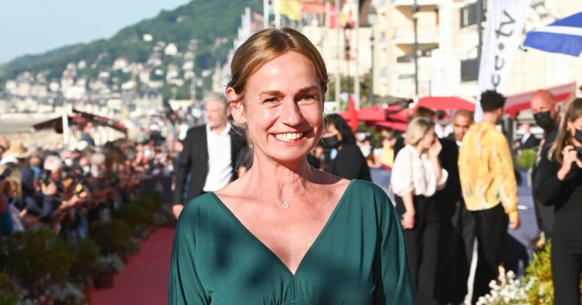 Sandrine Bonnaire, owner of a house 30 meters from the sea, near the 7th most popular small town in France