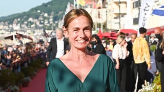 Sandrine Bonnaire propriétaire d'une maison à 30 mètres de la mer, près de la 7e petite ville la plus prisée de France