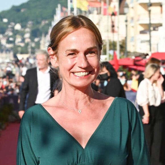 Sandrine Bonnaire est propriétaire d'une maison située à 30 mètres de la mer
Sandrine Bonnaire - Tapis rouge - Cérémonie de clôture du 35ème festival de Cabourg, le 12 juin. © Coadic Guirec/Bestimage 