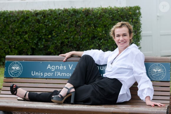 Sandrine Bonnaire - Inauguration d'un banc en hommage à A. Varda et J. Demy sur le Méridien de l'Amour, le long de la promenade Marcel Proust à Cabourg lors du 33ème Festival du Film Romantique de Cabourg, le 15 juin 2019. © Giancarlo Gorassini/Bestimage 