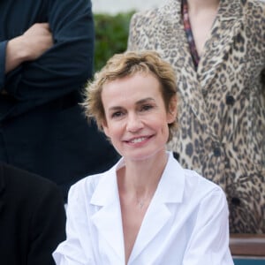 Sandrine Bonnaire - Inauguration d'un banc en hommage à A. Varda et J. Demy sur le Méridien de l'Amour, le long de la promenade Marcel Proust à Cabourg lors du 33ème Festival du Film Romantique de Cabourg, le 15 juin 2019. © Giancarlo Gorassini/Bestimage 