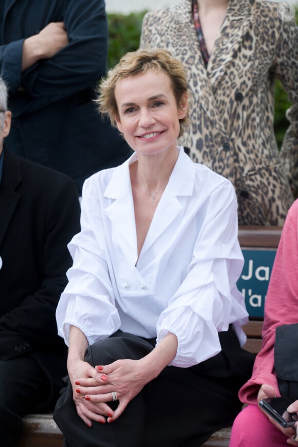 Sandrine Bonnaire - Inauguration d'un banc en hommage à A. Varda et J. Demy sur le Méridien de l'Amour, le long de la promenade Marcel Proust à Cabourg lors du 33ème Festival du Film Romantique de Cabourg, le 15 juin 2019. © Giancarlo Gorassini/Bestimage 