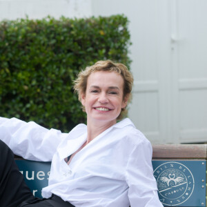 Sandrine Bonnaire - Inauguration d'un banc en hommage à A. Varda et J. Demy sur le Méridien de l'Amour, le long de la promenade Marcel Proust à Cabourg lors du 33ème Festival du Film Romantique de Cabourg, le 15 juin 2019. © Giancarlo Gorassini/Bestimage 