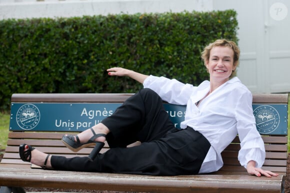 Sandrine Bonnaire - Inauguration d'un banc en hommage à A. Varda et J. Demy sur le Méridien de l'Amour, le long de la promenade Marcel Proust à Cabourg lors du 33ème Festival du Film Romantique de Cabourg, le 15 juin 2019. © Giancarlo Gorassini/Bestimage 