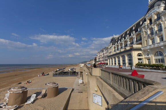 A savoir Cabourg
Le littoral Normand sur la cote Fleurie : la station balneaire de Cabourg (14). La plage des romantiques et la promenade devant le Grand Hotel (Droits reserves pour l'edition de cartes postales et tous supports de carteries) - Photo de Godard/ANDBZ/ABACAPRESS.COM