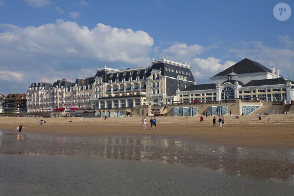 Où l'actrice se rend très régulièrement 
Le littoral Normand sur la cote Fleurie : la station balneaire de Cabourg (14). La plage des romantiques et la promenade devant le Grand Hotel (Droits reserves pour l'edition de cartes 