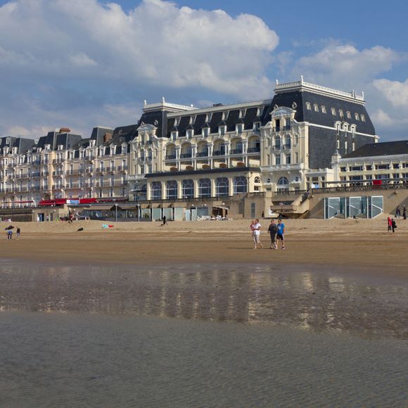 Où l'actrice se rend très régulièrement 
Le littoral Normand sur la cote Fleurie : la station balneaire de Cabourg (14). La plage des romantiques et la promenade devant le Grand Hotel (Droits reserves pour l'edition de cartes 