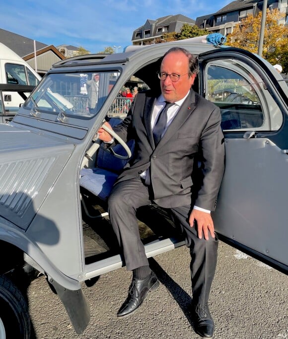 Tout guilleret comme à son habitude, François Hollande a posé dans une truculente 2CV avant de dédicacer son livre Le défi de gouverner.
François Hollande dans une 2CV - Foire du Livre de Brive 2024 à la Halle Georges Brassens de Brive-la-Gaillarde le 8 novembre 2024. © Fabien Faure / Bestimage 