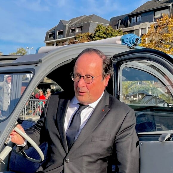 Tout guilleret comme à son habitude, François Hollande a posé dans une truculente 2CV avant de dédicacer son livre Le défi de gouverner.
François Hollande dans une 2CV - Foire du Livre de Brive 2024 à la Halle Georges Brassens de Brive-la-Gaillarde le 8 novembre 2024. © Fabien Faure / Bestimage 