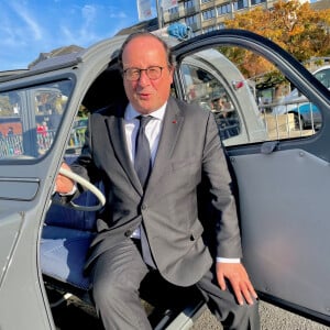 Un livre qui raconte l'histoire de la gauche dans le gouvernement français.
François Hollande dans une 2CV - Foire du Livre de Brive 2024 à la Halle Georges Brassens de Brive-la-Gaillarde le 8 novembre 2024. © Fabien Faure / Bestimage 