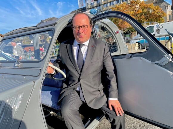 Un livre qui raconte l'histoire de la gauche dans le gouvernement français.
François Hollande dans une 2CV - Foire du Livre de Brive 2024 à la Halle Georges Brassens de Brive-la-Gaillarde le 8 novembre 2024. © Fabien Faure / Bestimage 