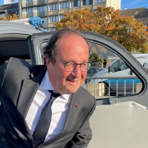 François Hollande dans une 2CV - Foire du Livre de Brive 2024 à la Halle Georges Brassens de Brive-la-Gaillarde le 8 novembre 2024. © Fabien Faure / Bestimage 