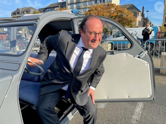 François Hollande dans une 2CV - Foire du Livre de Brive 2024 à la Halle Georges Brassens de Brive-la-Gaillarde le 8 novembre 2024. © Fabien Faure / Bestimage 