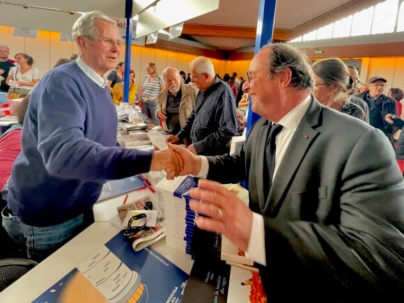 François Hollande et Jean-Louis Debré - Foire du Livre de Brive 2024 à la Halle Georges Brassens de Brive-la-Gaillarde le 8 novembre 2024. © Fabien Faure / Bestimage